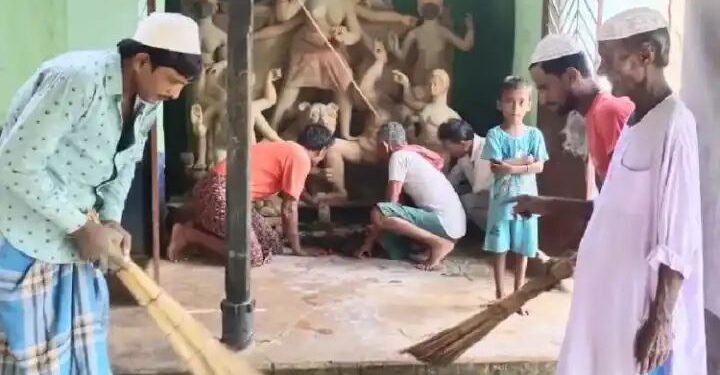 दुर्गा पूजा बचाने को जब गांव के मुस्लिम आगे बढ़े!