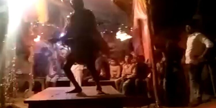 रामलीला मे लंका दहन के दौरान हनुमान जी का किरदार निभा रहे बुजुर्ग कलाकार की हार्ट अटैक से मौत