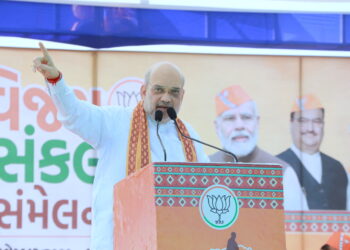 गुजरात में अमित शाह बोले- 2002 में दंगाइयों को सिखाया सबक!