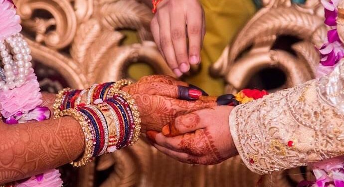 अयोध्या में सामूहिक विवाह समारोह में 1,300 से अधिक हिंदू, मुस्लिम जोड़े एक दूसरे के बंधन में बंधे।