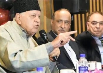 मंंच पर भावुक होते हुए फारुख अब्दुल्ला ने कहा मुसलमानों को मायूस होने की जरूरत नहीं हालातों का सामना करना होगा