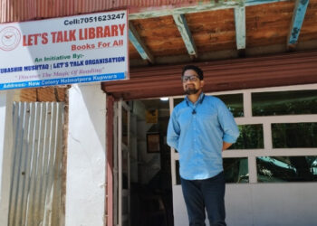 लेट्स टॉक लाइब्रेरी (Let’s Talk Library): एक कश्मीरी छात्र मुश्ताक की समाज के लिए मुफ्त किताब