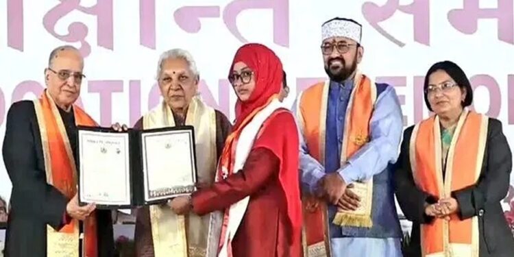 फेरीवाले की बेटी इकरा रिजवान वारसी ने लखनऊ विश्वविद्यालय में बीए में 3 स्वर्ण पदक जीत कर पिता का नाम रौशन किया