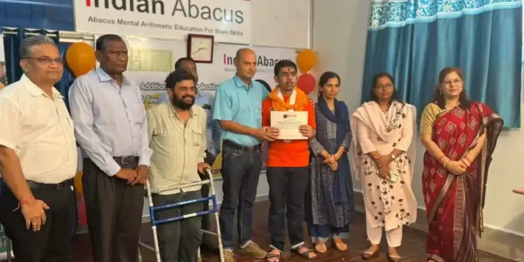 ऑटिज्म पीड़ित जमशेदपुर के किशोर ने बनाया इंडिया बुक रिकॉर्ड, 15 मिनट में हल किए गणित के 208 सवाल