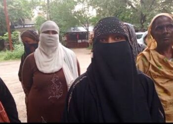 MP, खंडवा: ग्राम टिटगांव में सांप्रदायिक विवाद, मुस्लिम परिवारों पर एकतरफा कार्रवाई का आरोप।