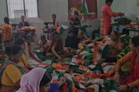 तिरंगा झंडा बना रहीं फरीदा बानो बोलीं ‘हमारे देश में एकता बनी रहे’