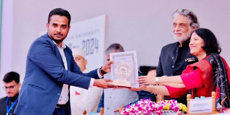 जामिया मिल्लिया इस्लामिया के पीएचडी स्कॉलर शाहिद जमाल ने अखिल भारतीय निबंध लेखन प्रतियोगिता में दूसरा स्थान प्राप्त किया।