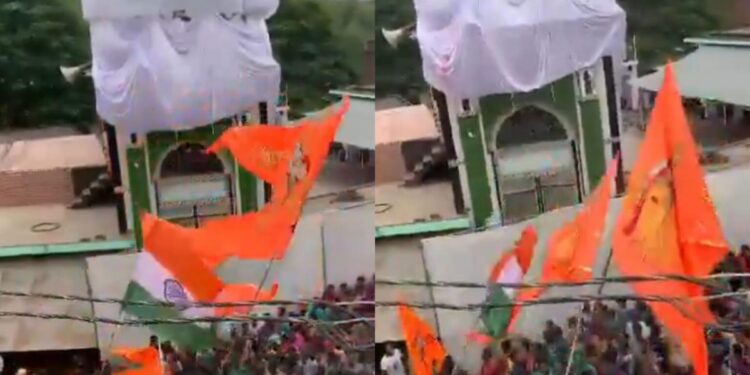 यूपी के बाराबंकी में कट्टरपंथी भीड़ ने मस्जिद को बनाया निशाना, दशहरा जुलूस के दौरान फेंके जूते-चप्पल।
