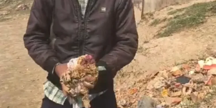 यमुना की सेवा में जुटे मोहम्मद नसीम: गरीबी के बावजूद नदी को स्वच्छ बनाने की मिसाल