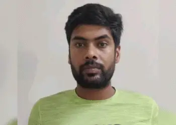 दिल्ली में नौसेना के क्लर्क विशाल यादव जासूसी के आरोप में गिरफ्तार, पाकिस्तान की ISI के लिए भेज रहा था खुफिया जानकारी।