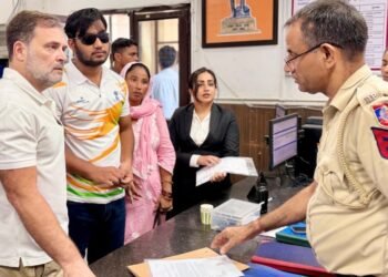 साहिल लोचब के मामले में FIR की मांग, संसद मार्ग DCP कार्यालय पहुँचे राहुल गांधी।