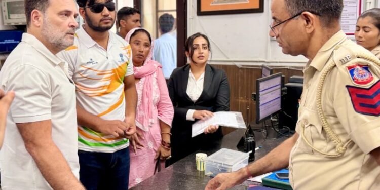साहिल लोचब के मामले में FIR की मांग, संसद मार्ग DCP कार्यालय पहुँचे राहुल गांधी।
