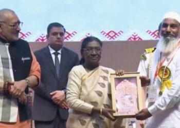 राष्ट्रपति द्रौपदी मुर्मु ने शाह मुहम्मद अंसारी को ‘संत कबीर हथकरघा पुरस्कार’ से किया सम्मानित।