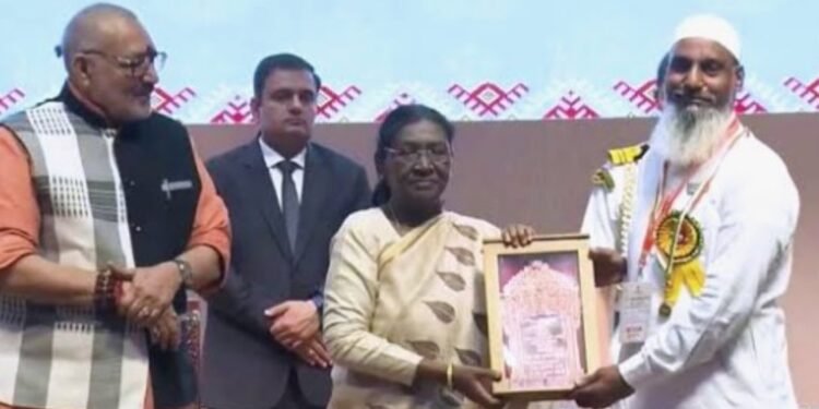 राष्ट्रपति द्रौपदी मुर्मु ने शाह मुहम्मद अंसारी को ‘संत कबीर हथकरघा पुरस्कार’ से किया सम्मानित।