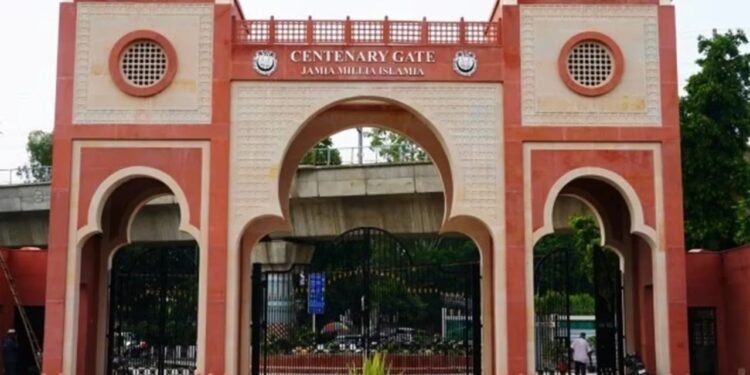जामिया के J&K गर्ल्स हॉस्टल में खराब भोजन को लेकर प्रदर्शन, प्रॉक्टोरियल टीम पर बदसलूकी का आरोप।