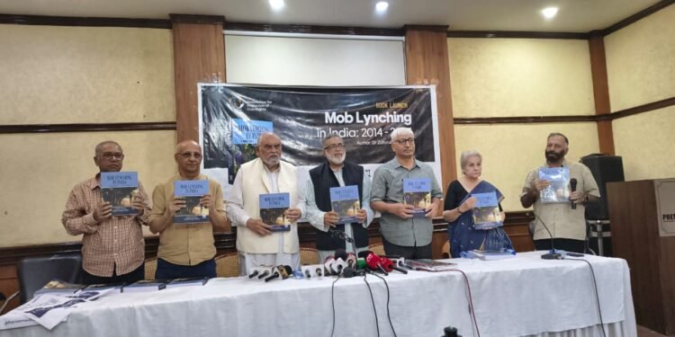 दिल्ली: ‘Mob Lynching in India: A Record — 2014–2024’ किताब का विमोचन, वक्ताओं ने कहा- ऐसी घटनाओं का दस्तावेजीकरण जरूरी।