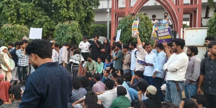 प्रदर्शन करते हुए छात्र | पिक्चर The Pressmark